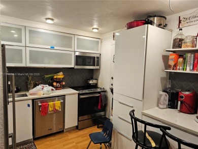 This well-positioned condo offers versatile living with