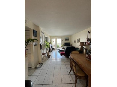 North Beach 1 bedroom with open kitchen, Private balcony that