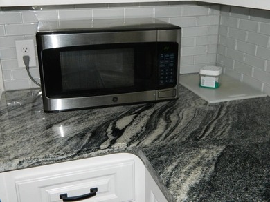 1983 Palm Harbor home offers 936 sq ft of inside living space