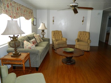 1983 Palm Harbor home offers 936 sq ft of inside living space