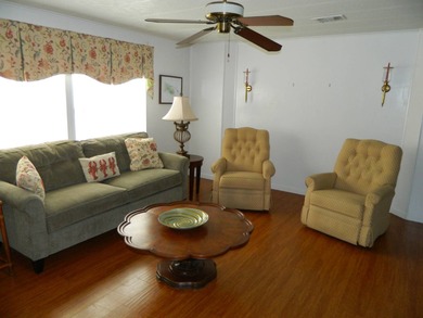 1983 Palm Harbor home offers 936 sq ft of inside living space