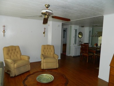 1983 Palm Harbor home offers 936 sq ft of inside living space