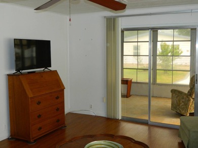 1983 Palm Harbor home offers 936 sq ft of inside living space