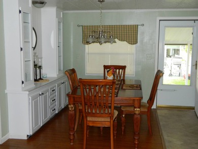 1983 Palm Harbor home offers 936 sq ft of inside living space