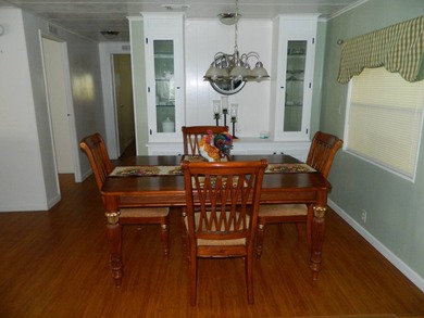 1983 Palm Harbor home offers 936 sq ft of inside living space