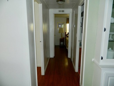 1983 Palm Harbor home offers 936 sq ft of inside living space