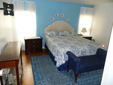 1983 Palm Harbor home offers 936 sq ft of inside living space