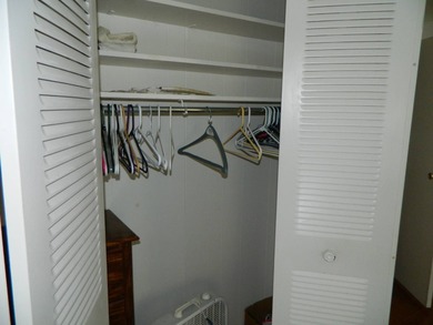 1983 Palm Harbor home offers 936 sq ft of inside living space