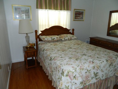 1983 Palm Harbor home offers 936 sq ft of inside living space