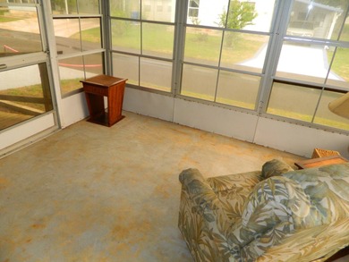 1983 Palm Harbor home offers 936 sq ft of inside living space