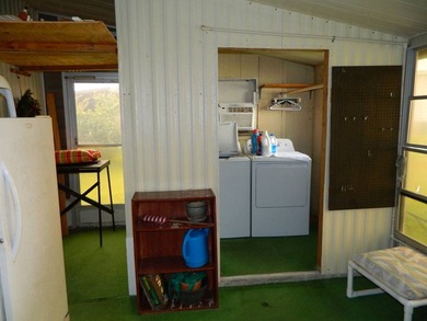 1983 Palm Harbor home offers 936 sq ft of inside living space