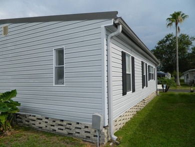 1983 Palm Harbor home offers 936 sq ft of inside living space