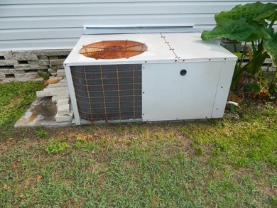 1983 Palm Harbor home offers 936 sq ft of inside living space