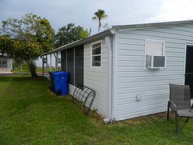 1983 Palm Harbor home offers 936 sq ft of inside living space