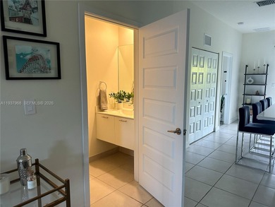 Luxury apartment in Apex Doral.
2 master bedroom suites with