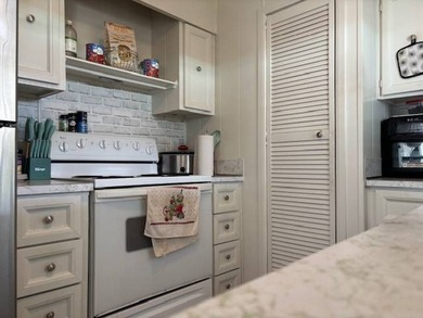 Located in Clearwater Florida you'll find this 2 bedroom 2n bath