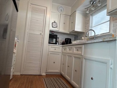 Located in Clearwater Florida you'll find this 2 bedroom 2n bath