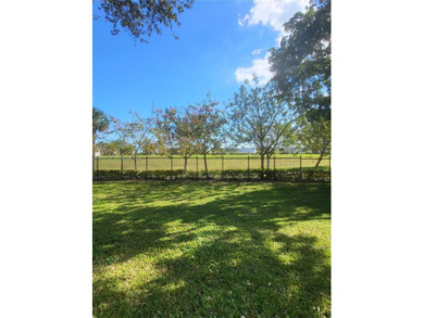 Great condo centrally located in the heart of Hollywood in the