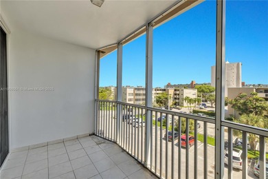 Spacious 1 bed 1 bath condo in the gated Jade Winds in North
