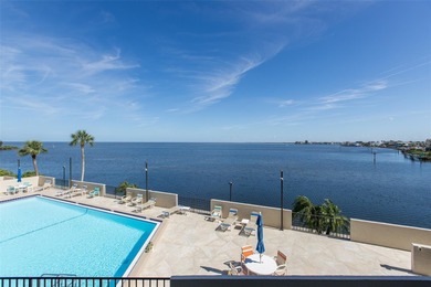 Wow direct Gulf of Mexico views from your living room! No lawn