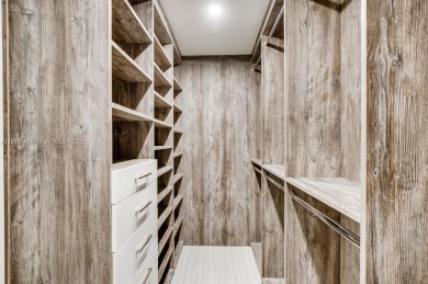 The only residence in The Harbour with this layout: a 16th-floor