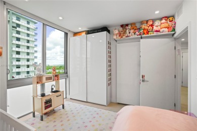 The only residence in The Harbour with this layout: a 16th-floor