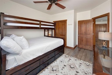 This beautiful top-floor residence in Highland Greens Lodge