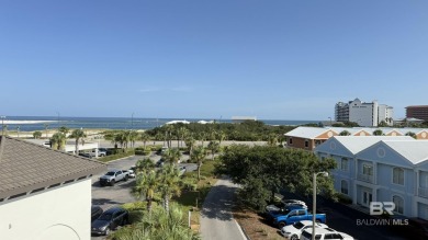 Boat lovers this is the perfect complex for you. Just seconds