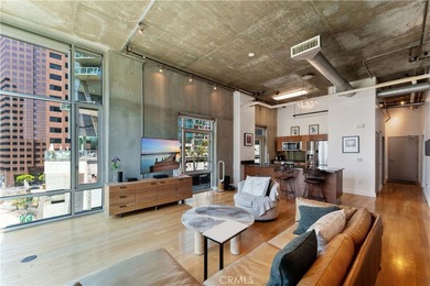 Located on the corner of the top floor, it has 13 ft