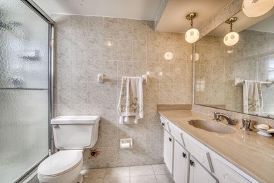 Spacious 2BD/2BA condo in the 55+ Oakland Estates community!