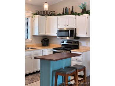 LAZY DAYS - TOP FLOOR LAKEFRONT CONDO Welcome to your serene