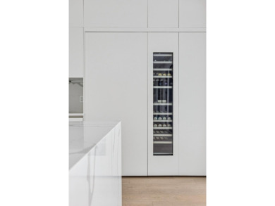 This remarkable contemporary residence on prestigious Murray