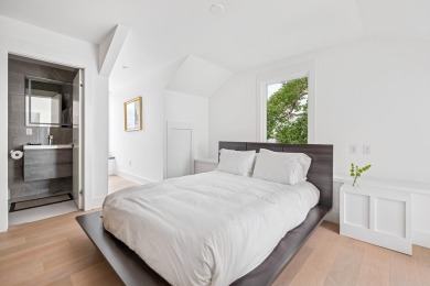 This remarkable contemporary residence on prestigious Murray