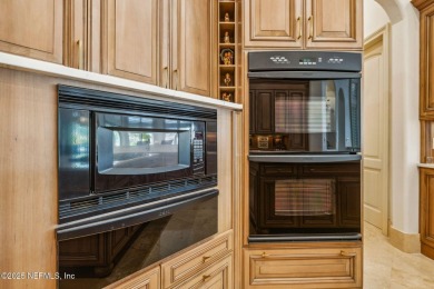 Enjoy the Island life ! Move-in-ready executive pool home: 4brs