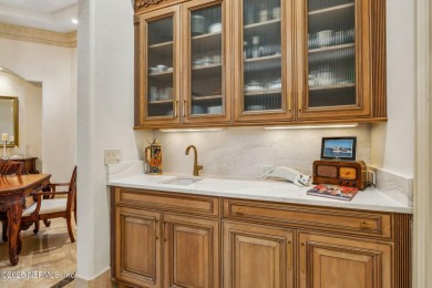 Enjoy the Island life ! Move-in-ready executive pool home: 4brs