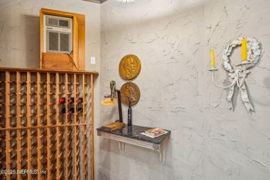 Enjoy the Island life ! Move-in-ready executive pool home: 4brs