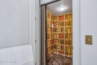 Enjoy the Island life ! Move-in-ready executive pool home: 4brs