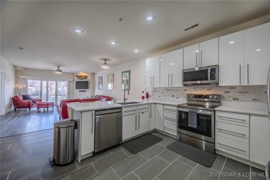 Spiffed up and ready for you! This 2 bedroom 2 bath walk-in unit