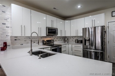 Spiffed up and ready for you! This 2 bedroom 2 bath walk-in unit