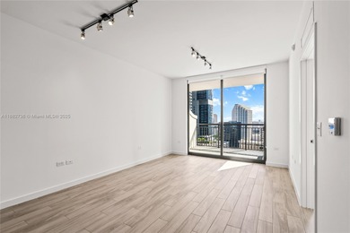 LIVE ON TOP OF ALL THE SHOPS, RESTAURANTS AND BARS OF MARY