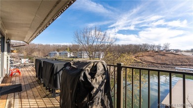 101 Circle Edge #20-3A in Lake Ozark offers a light-filled