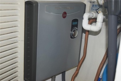 Don't miss the hidden gem with a beautiful water view! Friendly