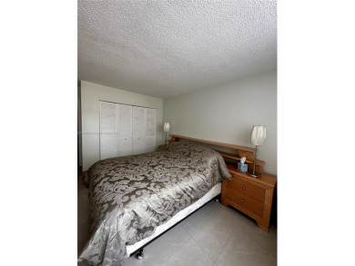 Spacious 2 bedroom and 2 Bathroom Condo. 1480 sf. Large Format