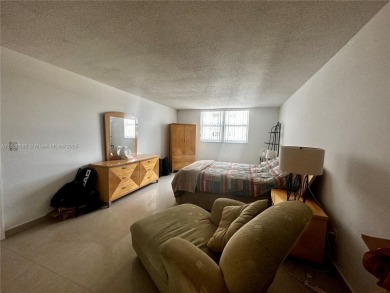 Spacious 2 bedroom and 2 Bathroom Condo. 1480 sf. Large Format