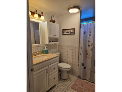 Looking for a place to call home? Look no further ! This 2/2 is