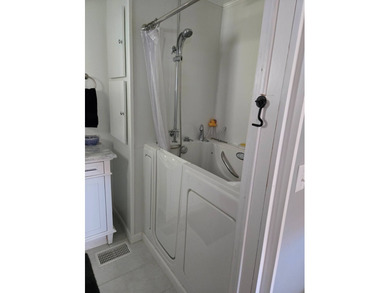 Looking for a place to call home? Look no further ! This 2/2 is