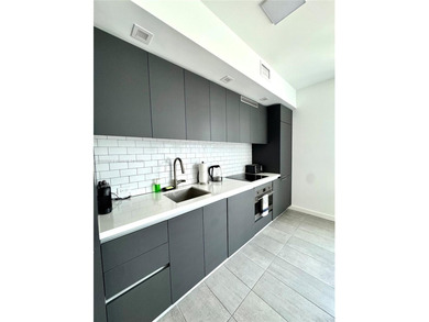 BRAND NEW YOTELPALD MIAMI CONDOMINIUM IN DOWNTOWN MIAMI. This is