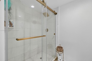 Excepcional opportunity in Mystic Pointe , Aventura city. Corner