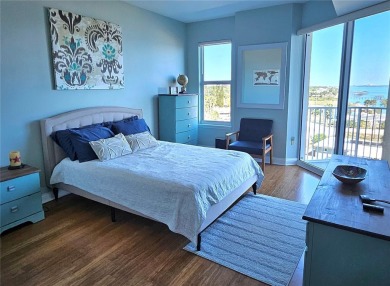 Beautiful 2 bed/2 Bath condo with a den/study and an amazing