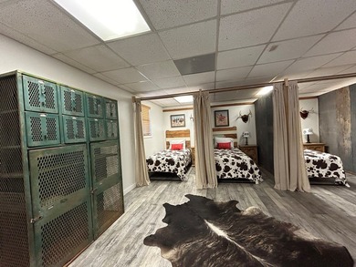 Hank's Bunkhouse (6 twins and 1 dbl murphy bed)is a current